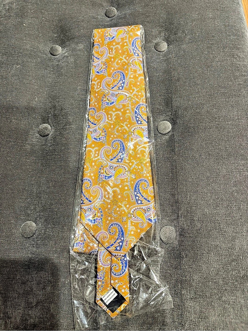 The Metropolitan Museum of Art Scrolling Paisley Tie